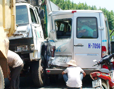3 ô tô đâm nhau trên đèo 70 người thoát nạn